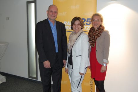Moderatorin Marina Broden und Dr. Werner Weishaupt sprechen mit Diana Gallmeier zum Thema "Psyche und Gesundheit"