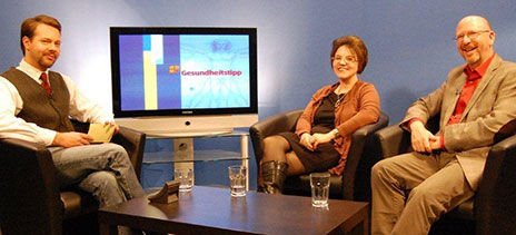 Diana Gallmeier als TV-Psychologin mit Moderator Volker Waschk und Dr. Werner Weishaupt